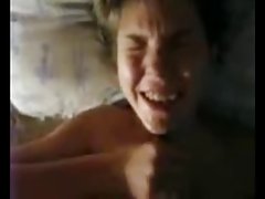 Två fittor som är engagerade i grupp sex med killar