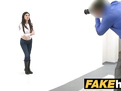 Kraftfull tik suger en liten dildo