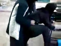 Skratta eller gråta eller byta kläder framför kameran