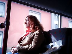 Brinnande asiatiska och tjock-lipped blond i en latex fetisch med två hanar