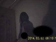 Ung blond ser bra ut med en dildo i hennes mun