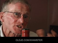 Busty brunett och hennes sex med en anställd
