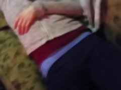 Flickan kramar hennes fitta innan möte med en medlem av