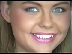 Blond sommaren brielle visar sin slangbella
