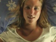 Flickor hälla ut golden shower på sin partner