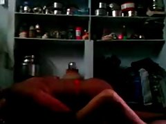 Klappa på sängen ung flicka